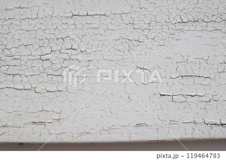劣化してひび割れた塗装 119464783