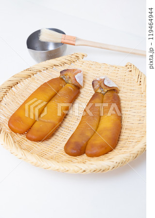 カラスミ作り 焼酎を塗って乾燥 カラスミ作り 焼酎を塗って乾燥 119464944