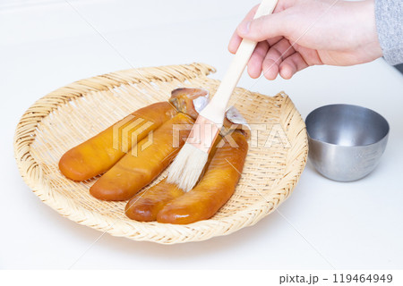 カラスミ作り 焼酎を塗って乾燥 カラスミ作り 焼酎を塗って乾燥 119464949