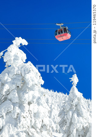 山形蔵王スキー場 ロープウェイと樹氷原の絶景 山形蔵王スキー場 ロープウェイと樹氷原の絶景 119465370