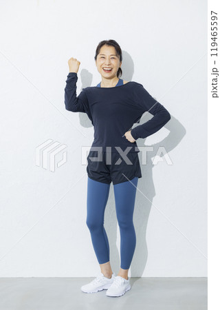 ストレッチをする50代女性 119465597