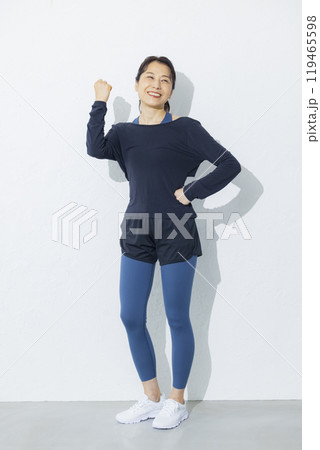 ストレッチをする50代女性 ストレッチをする50代女性 119465598