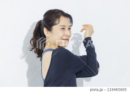 ストレッチをする50代女性 ストレッチをする50代女性 119465605