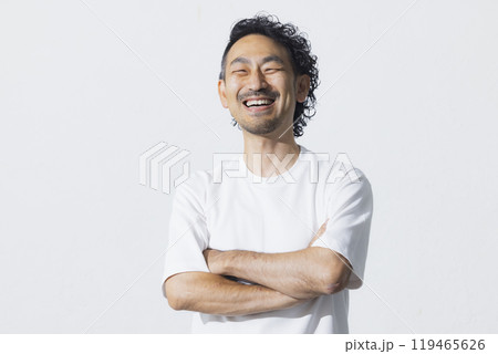 白いTシャツのミドル男性 119465626