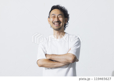 白いTシャツのミドル男性 119465627