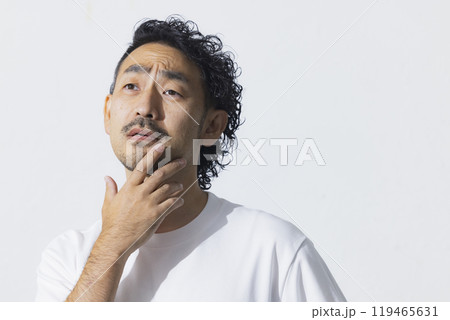 白いTシャツのミドル男性 119465631