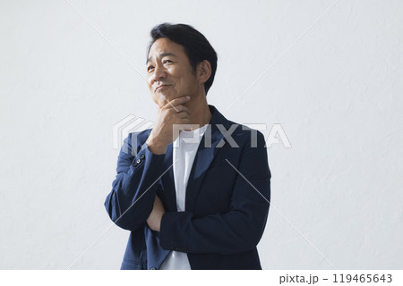 考えるミドル男性 119465643
