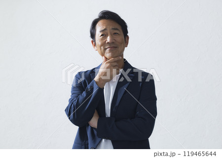 考えるミドル男性 119465644