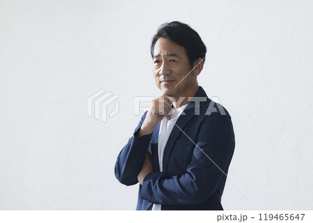 考えるミドル男性 119465647