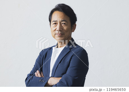 考えるミドル男性 考えるミドル男性 119465650