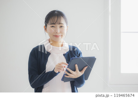 笑顔の若い看護師の女性 119465674
