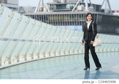 都市を歩くビジネスウーマン 119465996