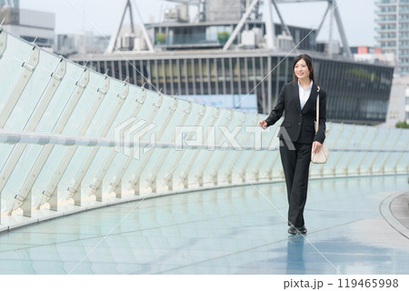 都市を歩くビジネスウーマン 119465998