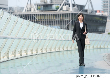 都市を歩くビジネスウーマン 119465999