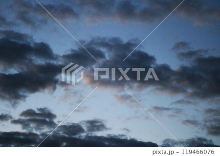黒い雲 秋の夕方幻想的な空 黒い雲 秋の夕方幻想的な空 119466076