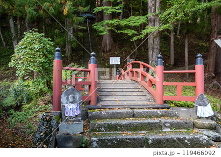 迦葉山龍華院弥勒寺の境内　迦葉堂へ上る参道　群馬県沼田市 119466092