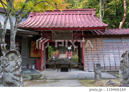 迦葉山龍華院弥勒寺の境内　中雀門　群馬県沼田市 119466184