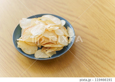 お皿に乗せられたポテトチップス お皿に乗せられたポテトチップス 119466191