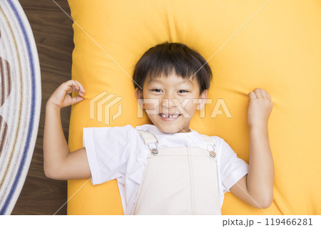 大きいクッションに寝転がる子供 大きいクッションに寝転がる子供 119466281