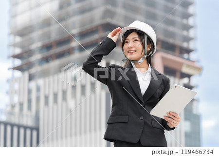 スーツにヘルメット被ってタブレットをもつ若い女性 施工管理者 現場監督 土木女子(ドボジョ) スーツにヘルメット被ってタブレットをもつ若い女性 施工管理者 現場監督 土木女子(ドボジョ) 119466734
