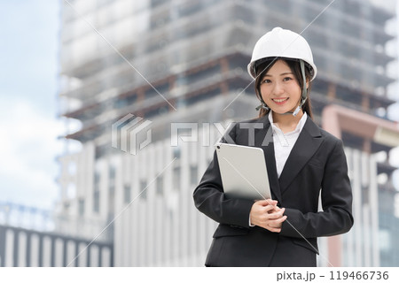 スーツにヘルメット被ってタブレットをもつ若い女性 施工管理者 現場監督 土木女子(ドボジョ) スーツにヘルメット被ってタブレットをもつ若い女性 施工管理者 現場監督 土木女子(ドボジョ) 119466736