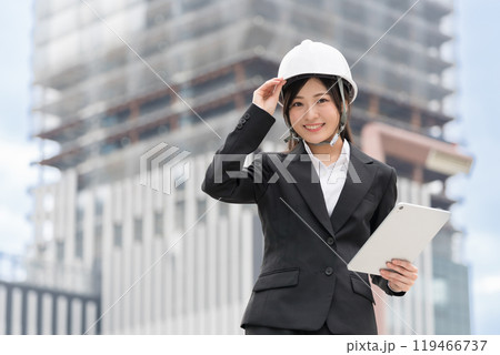 スーツにヘルメット被ってタブレットをもつ若い女性　施工管理者　現場監督　土木女子（ドボジョ） 119466737