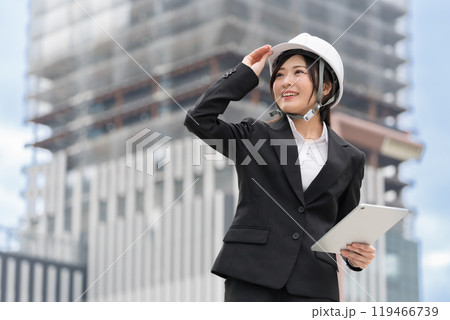 スーツにヘルメット被ってタブレットをもつ若い女性 施工管理者 現場監督 土木女子(ドボジョ) スーツにヘルメット被ってタブレットをもつ若い女性 施工管理者 現場監督 土木女子(ドボジョ) 119466739