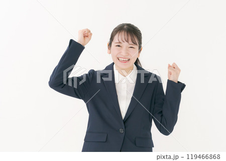 ガッツポーズするスーツの女性 ガッツポーズするスーツの女性 119466868