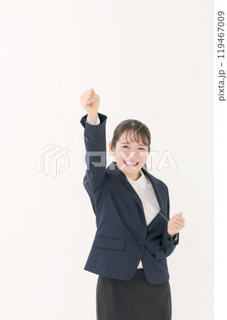 ガッツポーズをするスーツ姿の女性 119467009