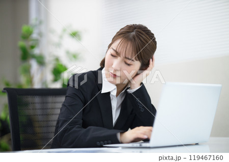 仕事で落ち込む若いビジネスウーマン 仕事で落ち込む若いビジネスウーマン 119467160