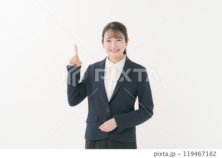 人差し指を立てる20代女性 人差し指を立てる20代女性 119467182