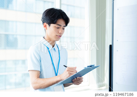 資料をチェックする男性スタッフ 資料をチェックする男性スタッフ 119467186