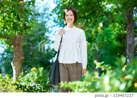 緑地を散歩する女性 緑地を散歩する女性 119467227