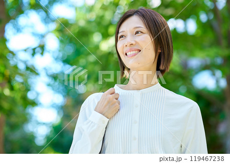 緑地を散歩する女性 緑地を散歩する女性 119467238