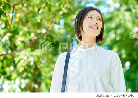 緑地を散歩する女性 119467240