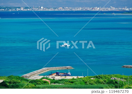 沖縄県小浜島 大岳展望台から見える小浜港に入港する定期船と遠くに見える石垣島 沖縄県小浜島 大岳展望台から見える小浜港に入港する定期船と遠くに見える石垣島 119467270