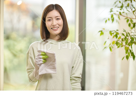 リビングの窓拭きをするミドル女性 リビングの窓拭きをするミドル女性 119467273