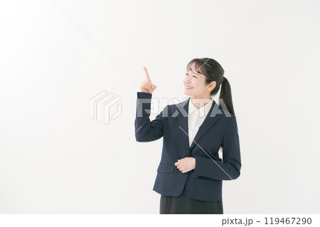 おすすめのポーズをするスーツの女性 119467290