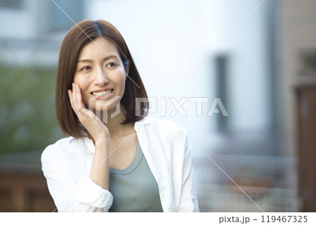 セーターを着た40代女性のビューティー セーターを着た40代女性のビューティー 119467325