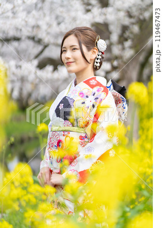 桜満開の中振袖姿の若い女性 桜満開の中振袖姿の若い女性 119467473