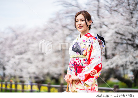 桜満開の中振袖姿の若い女性 119467488