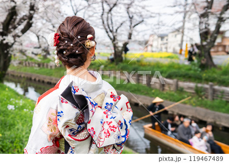 春に振袖を着て微笑む若い女性 119467489
