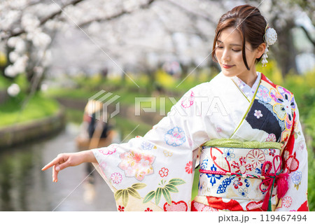 春に振袖を着て微笑む若い女性 119467494