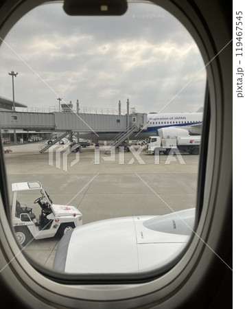 飛行機の機内から見た空港　広島空港 119467545