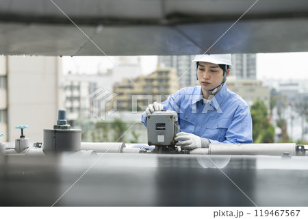 給排水設備の点検作業をする作業員 ビル管理 イメージ 給排水設備の点検作業をする作業員 ビル管理 イメージ 119467567