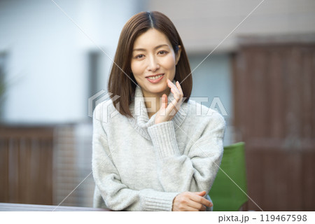 セーターを着た40代女性のビューティー セーターを着た40代女性のビューティー 119467598