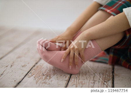 くつ下を履く若い女性の足元 119467754