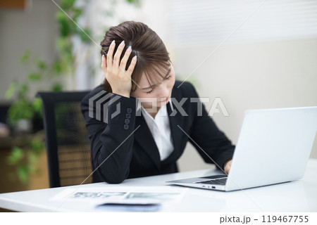 仕事で落ち込む若いビジネスウーマン 仕事で落ち込む若いビジネスウーマン 119467755
