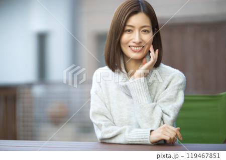 セーターを着た40代女性のビューティー セーターを着た40代女性のビューティー 119467851