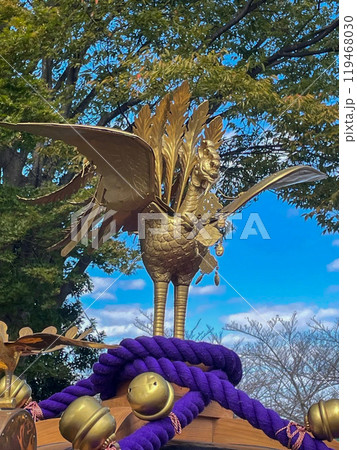 天を翔ける黄金の鳳凰（神輿）と青空 119468030